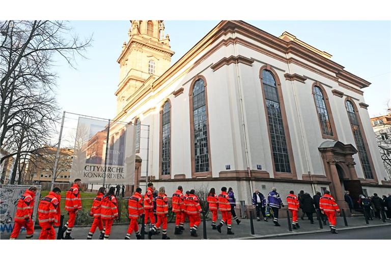 Am Tag nach der Todesfahrt von Mannheim gedenken die Menschen in einem Gottesdienst der Opfer.