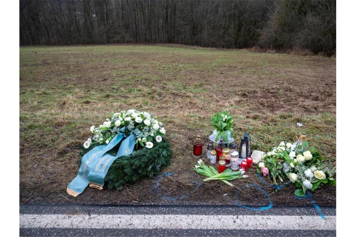 Hunderte trauern um getöteten Polizisten Am Tatort in Rheinland-Pfalz liegen Trauerkränze. Foto: Harald Tittel/dpa