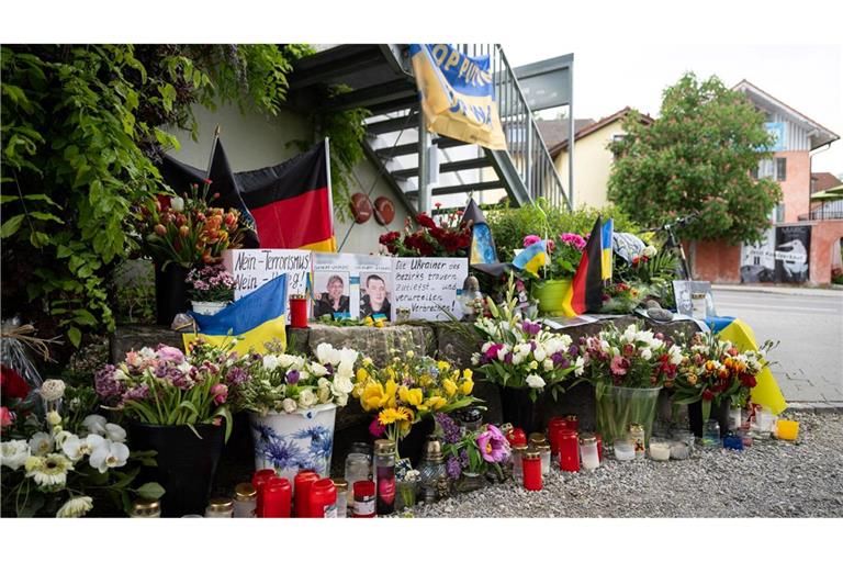 Am Tatort wurden damals Blumen niedergelegt für die beiden getöteten ukrainischen Soldaten. Nun wurde Mordanklage gegen einen Russen erhoben. (Archivbild)