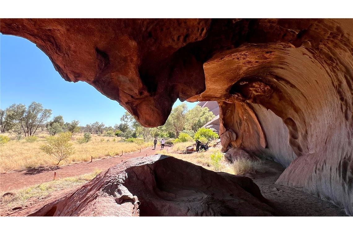 Am Uluru können auch wunderschöne Höhlen bestaunt werden.