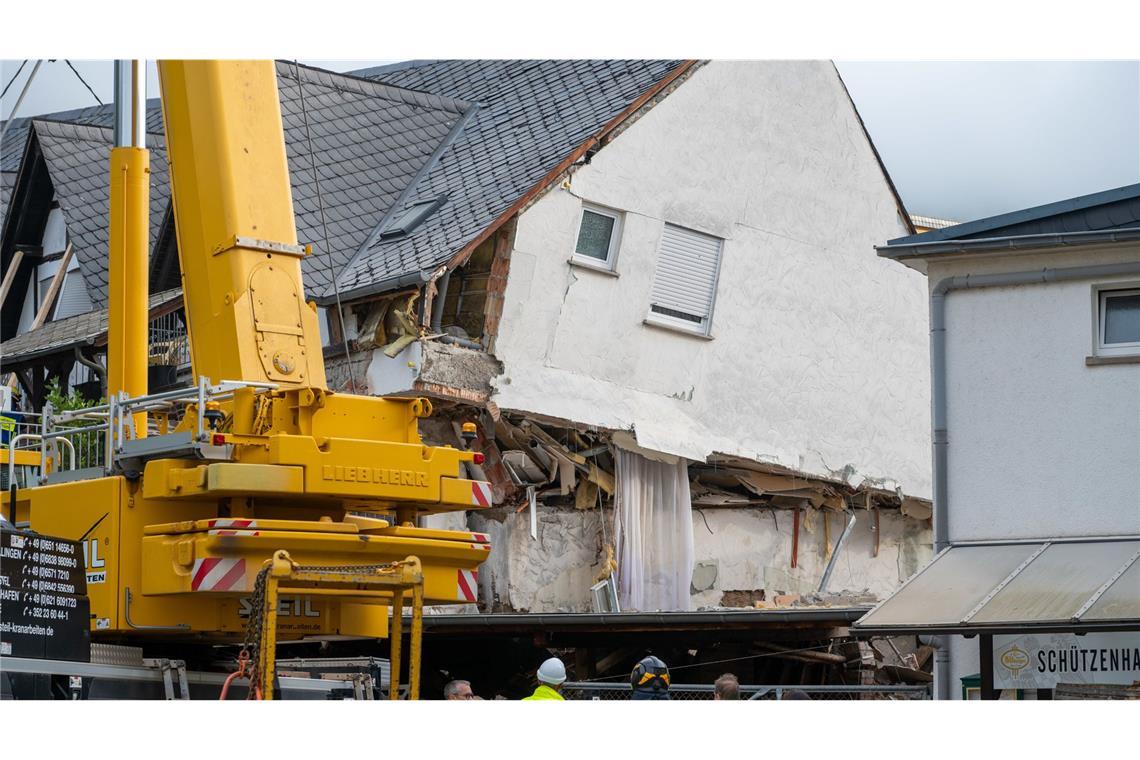 Am Unglücksort sieht man, dass Teile des mehrstöckigen Fachwerkgebäudes eingestürzt sind.