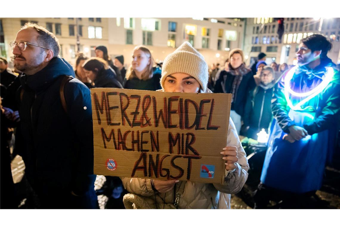 Am Vorabend der Abstimmungen im Bundestag fand in Berlin eine Kundgebung gegen die AfD und die Asylpolitik von CDU/CSU statt.