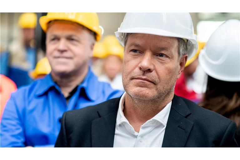 Am Vortag noch bei der kriselnden Meyer Werft, nun besucht Wirtschaftsminister Habeck das VW-Werk in Emden.