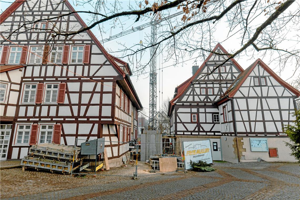 Am Weissacher Rathaus sind die Umbauarbeiten für einen verbindenden Glasmittelbau in vollem Gange. Foto: Alexander Becher