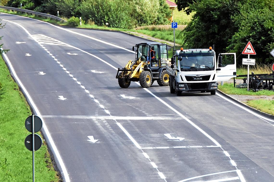 Sanierung des Autobahnzubringers geht in die heiße Phase Am zweiten Bauabschnitt wurden gestern die letzten Arbeiten erledigt, seit heute Morgen fließt der Verkehr hier wieder. Foto: T. Sellmaier