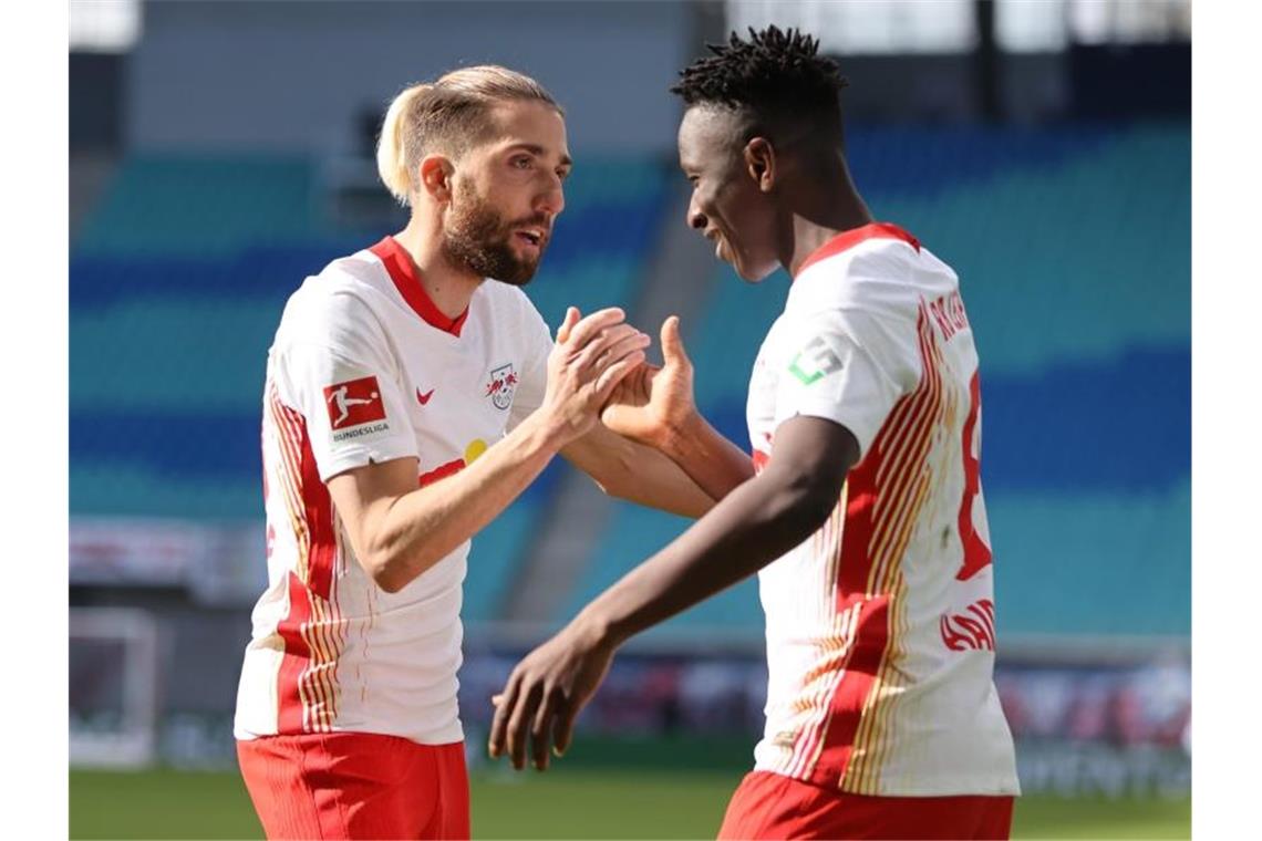 Noch keine Titelentscheidung: RB Leipzig besiegt Stuttgart Amadou Haidara (r) bejubelt sein Tor zum 1:0 gegen den VfB Stuttgart mit Kevin Kampl. Foto: Jan Woitas/dpa-Zentralbild/dpa
