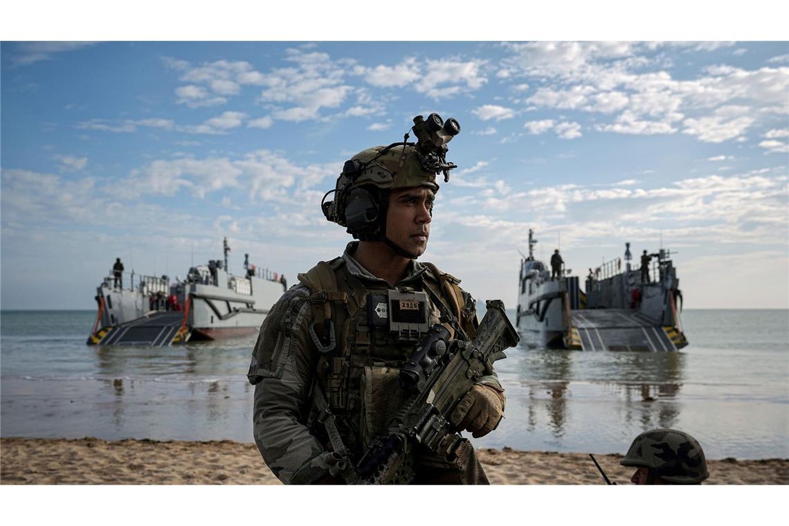 Amerikanische und französische Seestreitkräfte proben einen amphibischen Angriff am Omaha Strand im Rahmen der Feierlichkeiten zum 80. Jahrestag des D-Day.