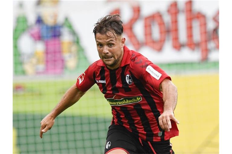 Amir Abrashi von Freiburg kontrolliert den Ball. Foto: Thomas Kienzle/AFP-Pool/dpa