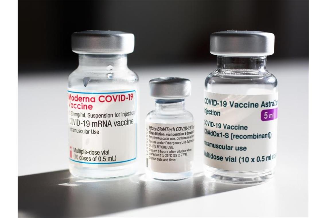 Vor G7-Treffen: Mehr Impfstoff für arme Länder gefordert Ampullen der Corona-Impfstoffe von Biontech/Pfizer, Moderna und AstraZeneca. Entwicklungsorganisationen fordern vor dem G7-Treffen ein stärkeres Engagement im Kampf gegen das Coronavirus. Foto: Luka Dakskobler/SOPA Images via ZUMA Wire/dpa