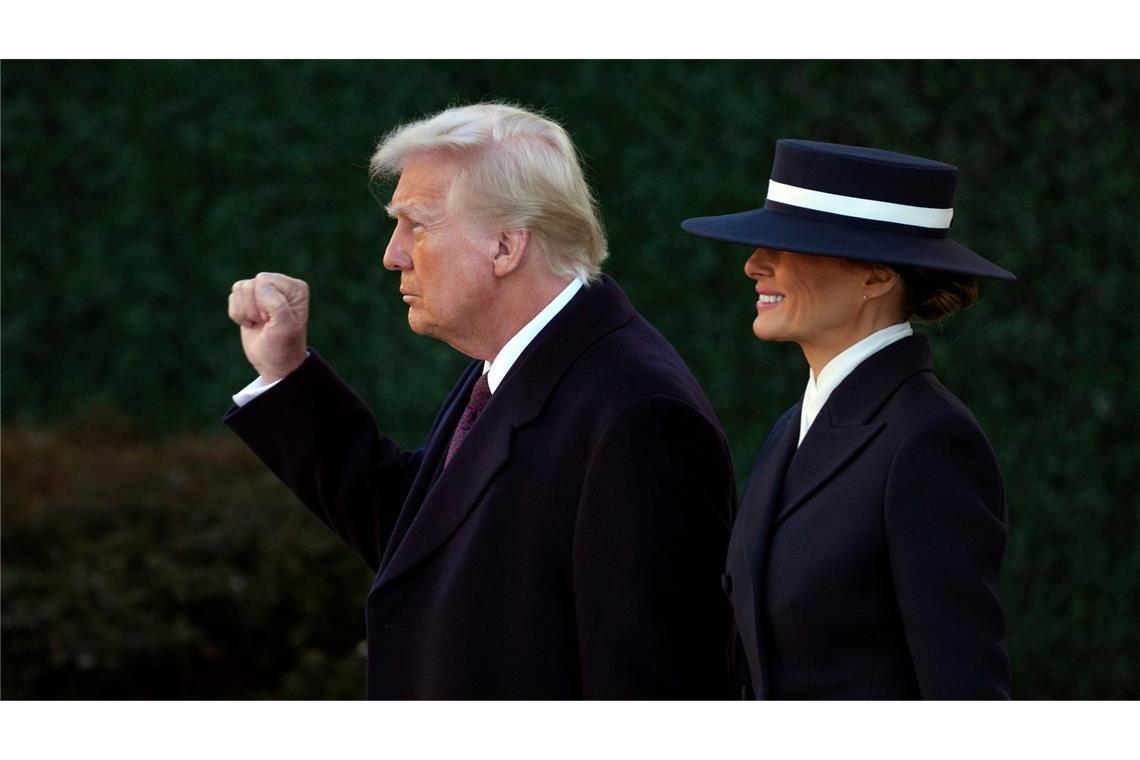 Amtseinführung Trump: Der designierte Präsident Donald Trump ballt die Faust, während er mit seiner Frau Melania nach einem Gottesdienst die St. John's Episcopal Church gegenüber dem Weißen Haus in Washington verlässt.