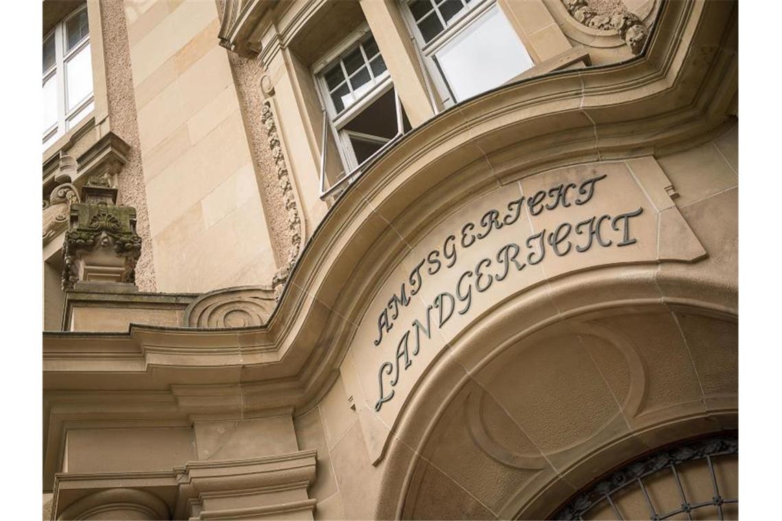 „Amtsgericht Landgericht“ steht über dem Eingang des Gebäudes, in dem sich das Landgericht befindet.). Foto: Sebastian Gollnow/dpa/Archivbild