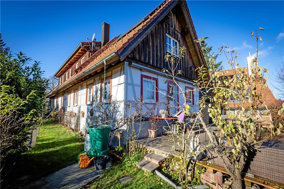 An das Haus wurden mehrfach Scheunen angebaut, sodass es immer größer wurde und heute stattliche 22 Meter lang ist. Foto: Alexander Becher