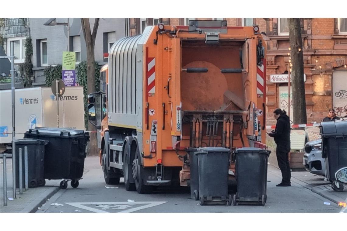 An dem Müllfahrzeug kam es zu einer Verpuffung.