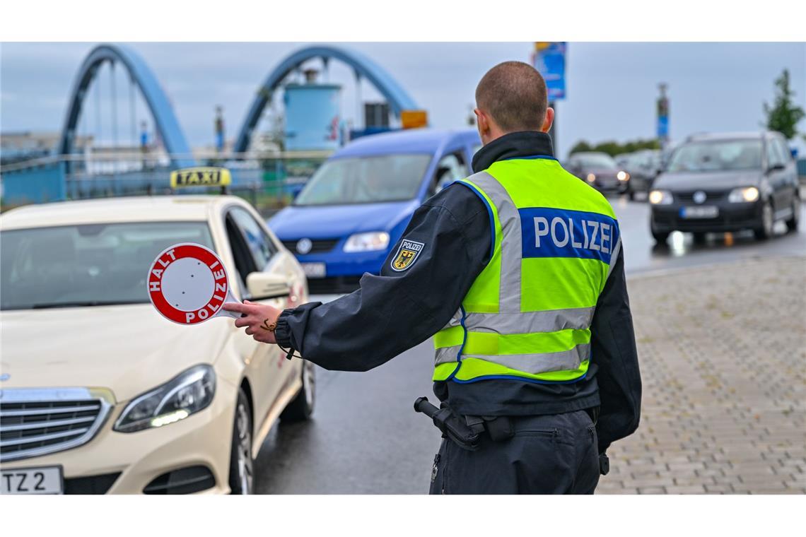 An den deutschen Landgrenzen wird bereits kontrolliert. Wer Asyl beantragen will, wird allerdings nicht zurückgewiesen, sofern gegen ihn keine Einreisesperre vorliegt. (Archivbild)