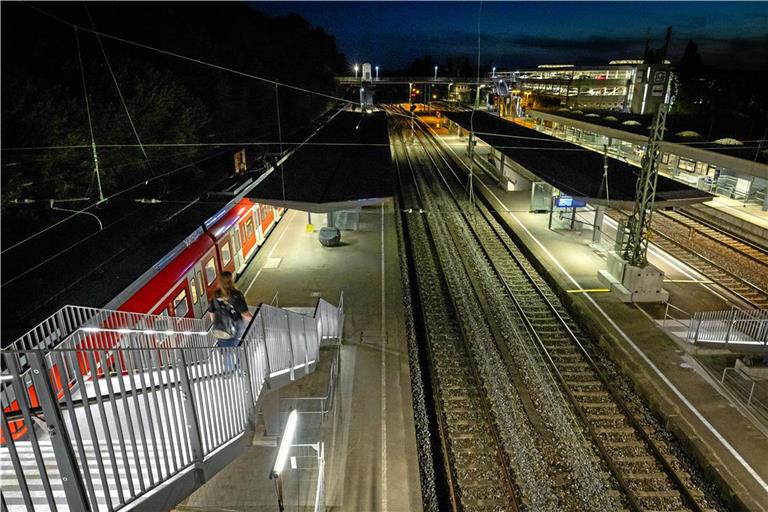 An den mittleren Gleisen sollen die Verbesserungen als Erstes spürbar werden, durch Aufzüge, verbesserte Zugangstreppen zur Unterführung, neue Dächer und erhöhte Bahnsteige. Archivfoto: Alexander Becher