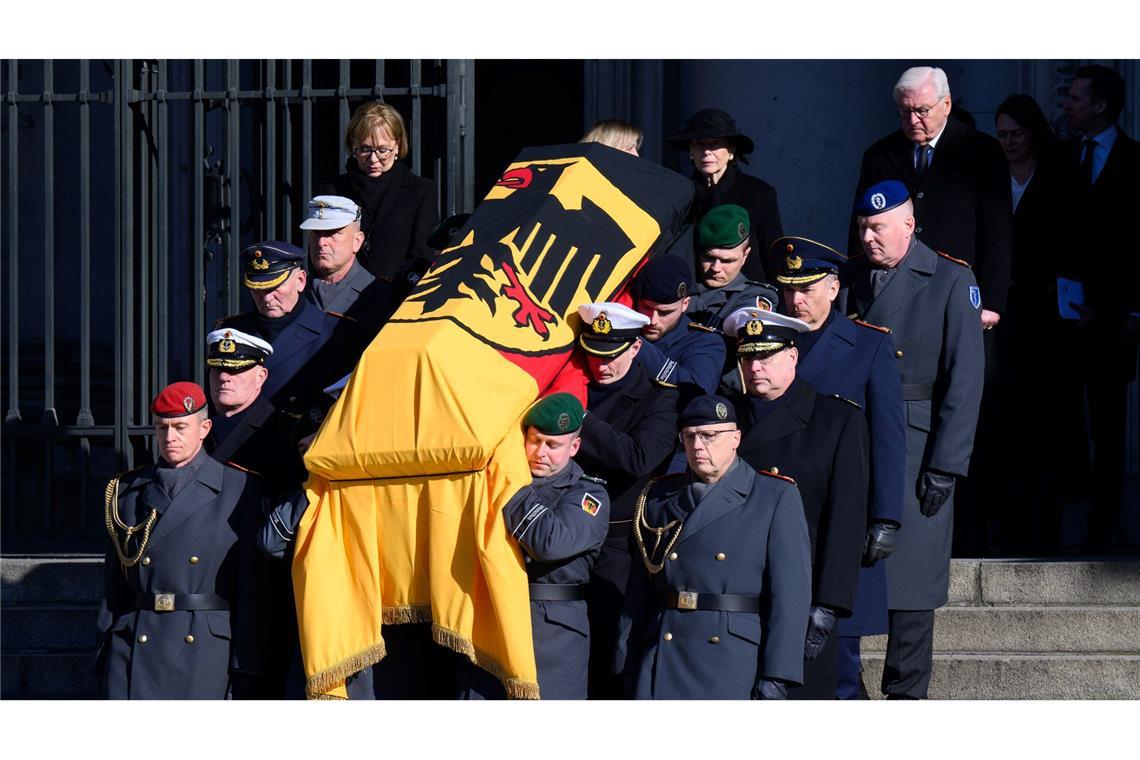 An den Staatsakt für den früheren Bundespräsidenten Köhler schließt sich ein militärisches Zeremoniell an.