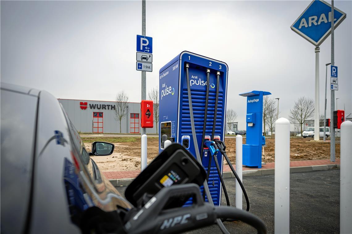 An der Aral-Tankstelle in den Lerchenäckern ist erst kürzlich eine Schnellladeeinrichtung in Betrieb genommen worden. Foto: Alexander Becher