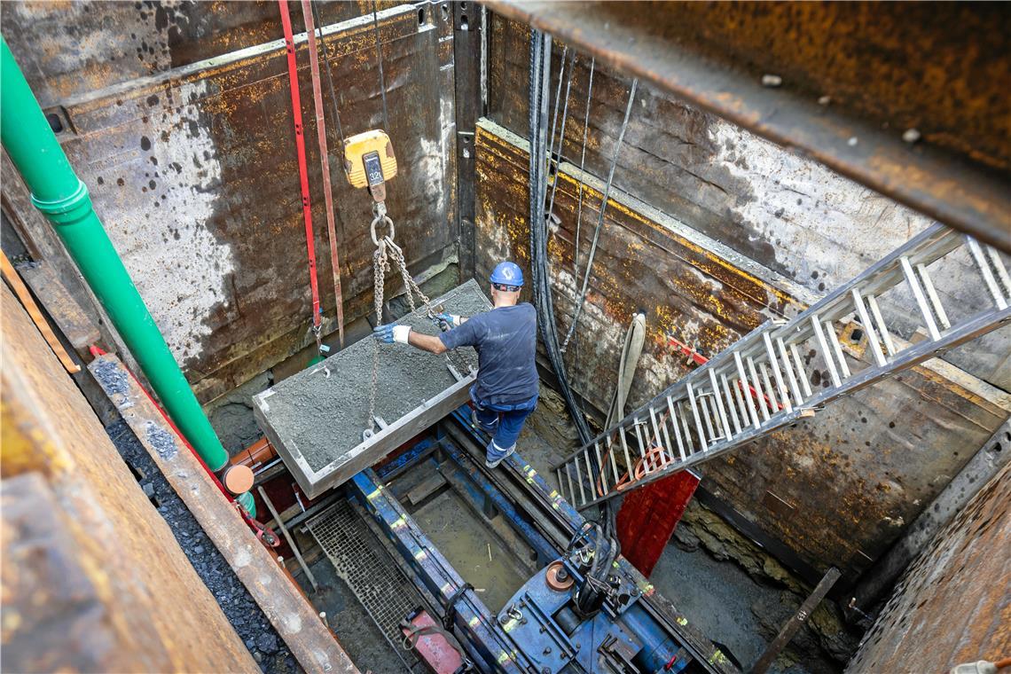 An der Betonrückwand kann die Bohrmaschine künftig Halt fürs Pressen finden.