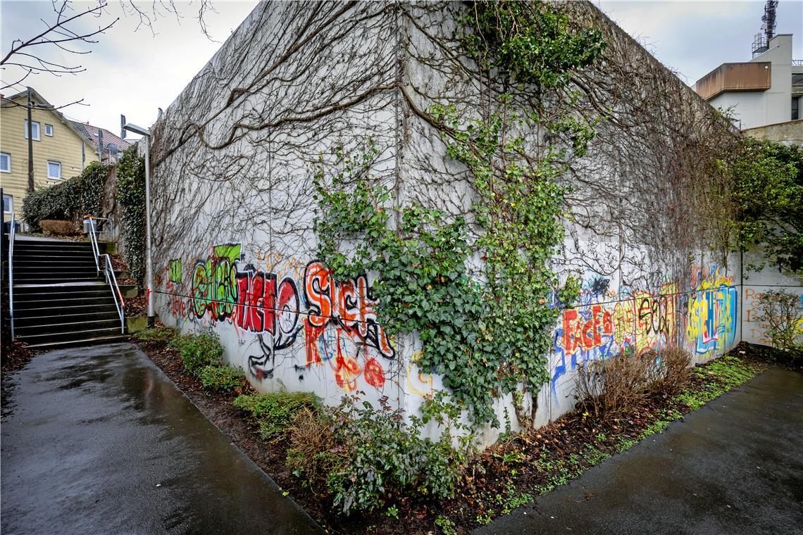 An der Felicitas-Zeller-Staffel messen sich offenbar die lokalen Graffitisprayer.