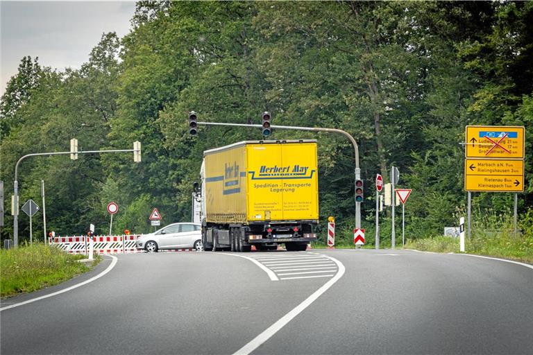 An der Hardtwaldkreuzung geht es nicht weiter. Viele Verkehrsteilnehmer nutzen nicht die ausgeschilderte Umleitung, sondern fahren über Kleinaspach ins Bottwartal. Foto: Alexander Becher