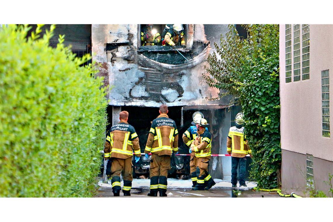 An der Leobener Straße hat das Feuer von einem Auto auf das Haus darüber übergegriffen. Zwölf Menschen mussten gerettet werden.