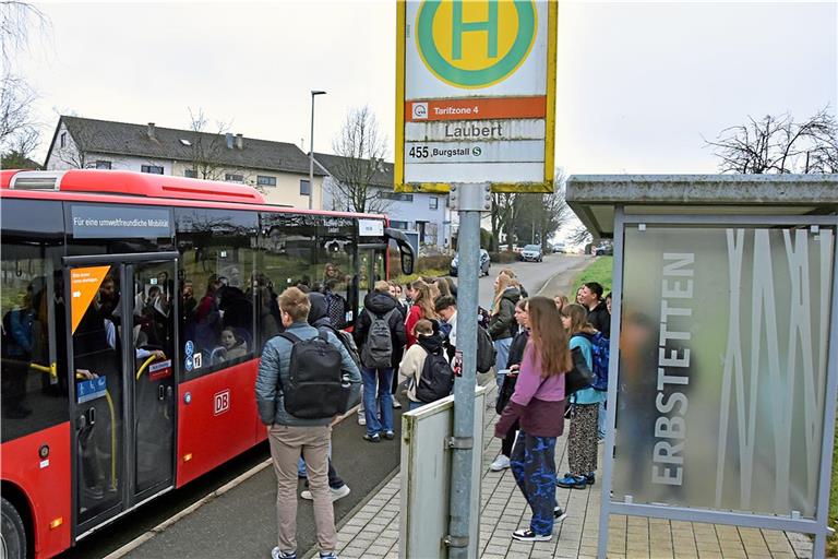 An der Problemhaltestelle Laubert in Erbstetten stellt sich täglich die Frage: Ist noch ein Platz im Bus frei? Foto: Tobias Sellmaier