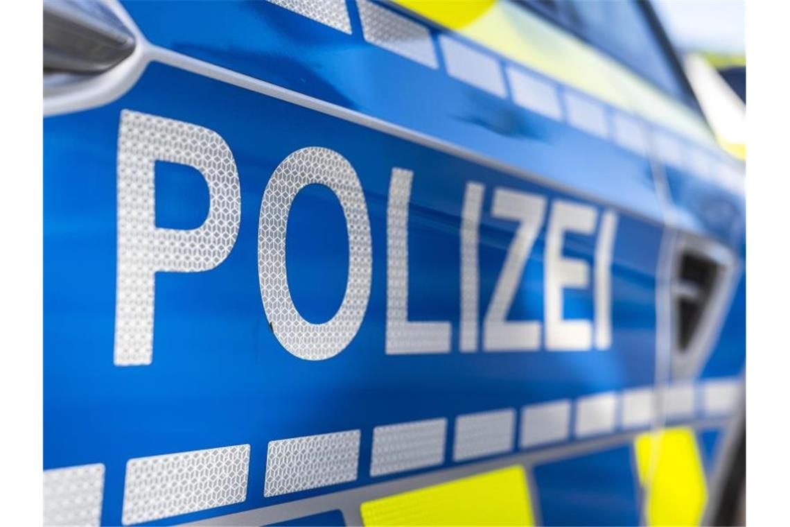 Suche nach Auto im Neckar dauert an An der Tür von einem Streifenwagen steht der Schriftzug „Polizei“. Foto: David Inderlied/dpa/Illustration