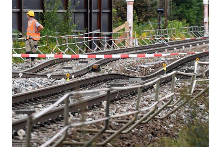 An der Tunnel-Baustelle in Rastatt Niederbühl an der sich zuvor Bahngleise abgesenkt hatten, sind verbogene Gleise abgesperrt. Foto: picture alliance / Uli Deck/dpa/Archivbild