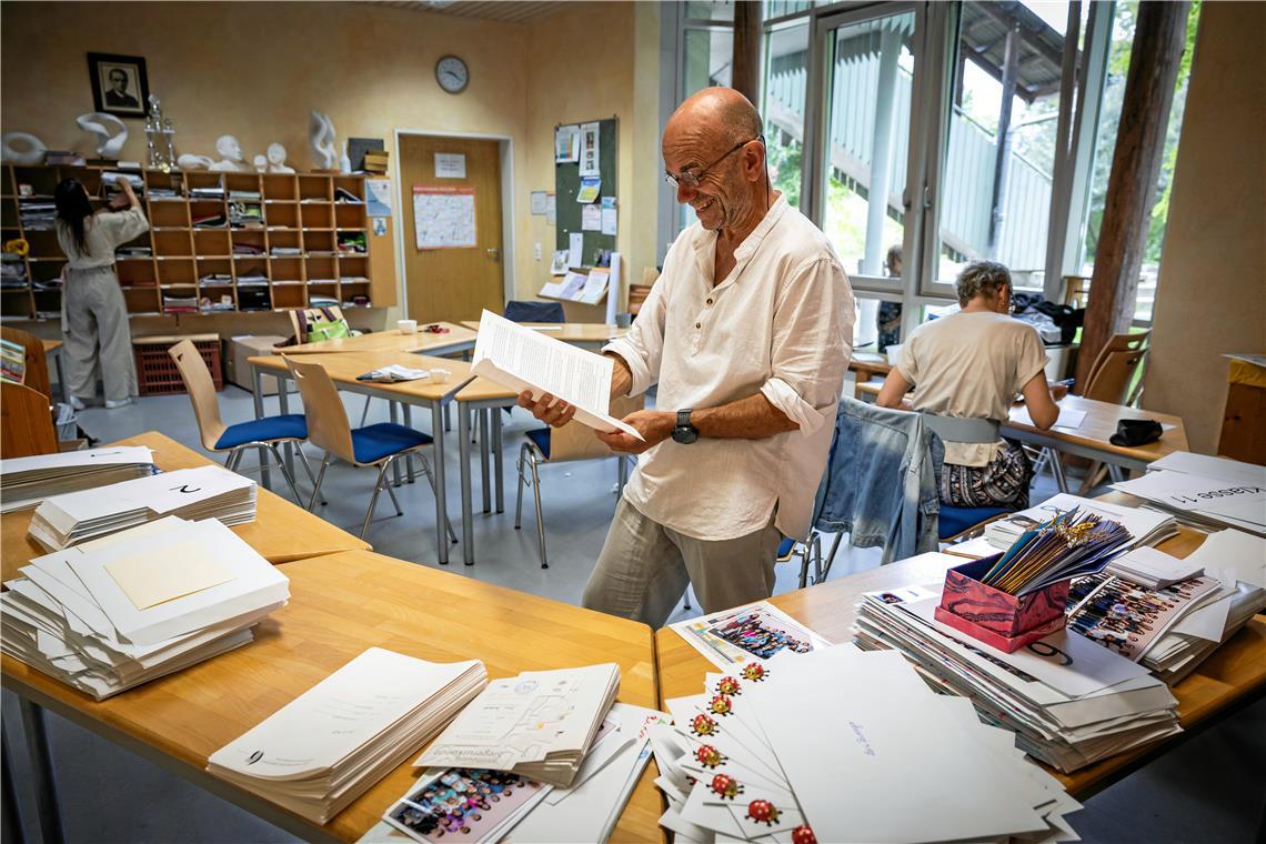 An der Waldorfschule sind die Zeugnisse deutlich textlastiger. Sie sollen auch Charakter und Kompetenzen neben den schulischen Leistungen der Kinder widerspiegeln. Dafür müssen Lehrer wie Mathias Riff (Mitte) aber auch deutlich mehr Zeit investieren. Foto: Alexander Becher