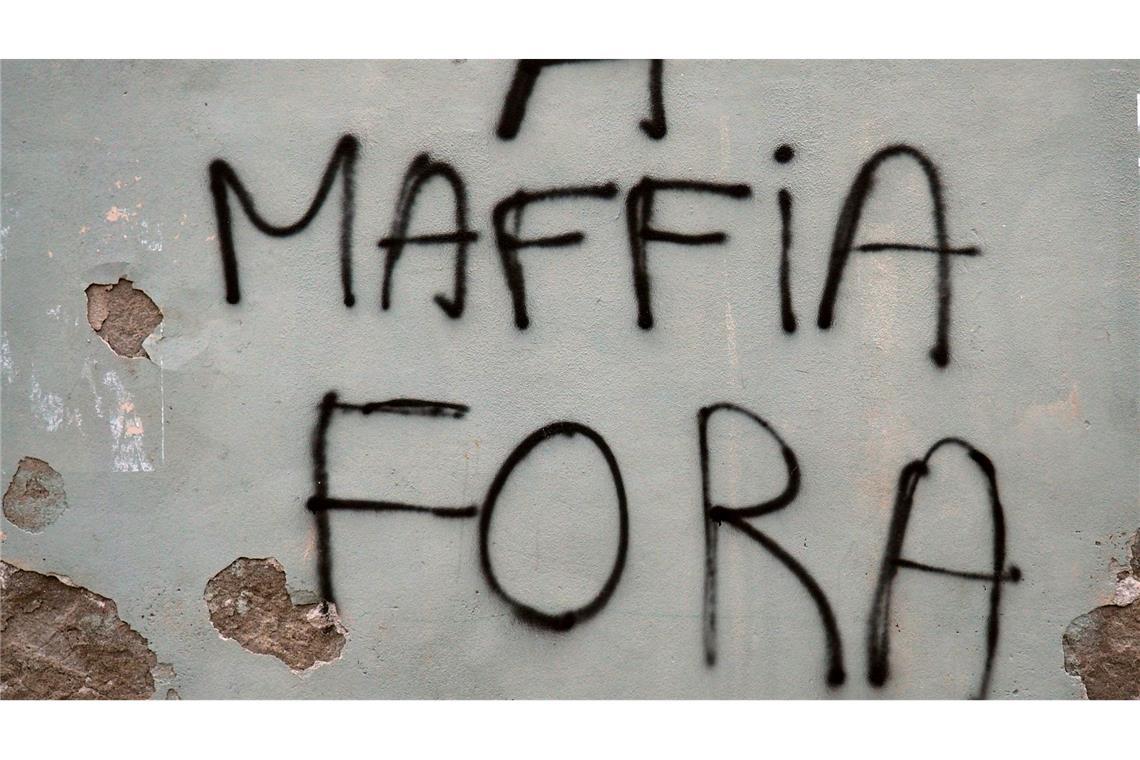 An eine Hausmauer in der korsischen Küstenstadt Bastia steht auf Korsisch geschrieben "Mafia raus".