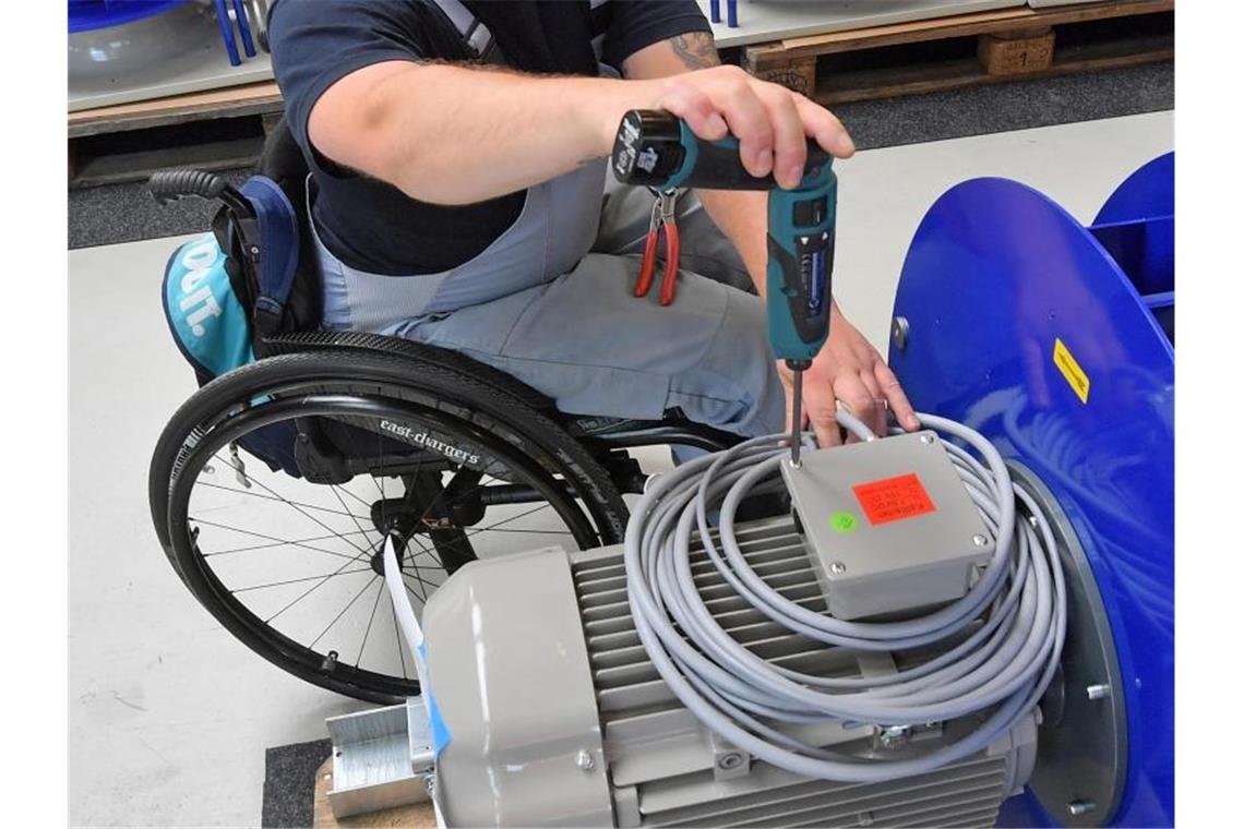 EuGH stärkt Rechte von Arbeitnehmern mit Behinderung An einem Arbeitsplatz für Motorklemmen ist ein Mitarbeiter im Rollstuhl mit Montagearbeiten beschäftigt. Der Europäische Gerichtshof hat die Rechte von Arbeitnehmern mit Behinderung gestärkt. Foto: Hendrik Schmidt/zb/dpa