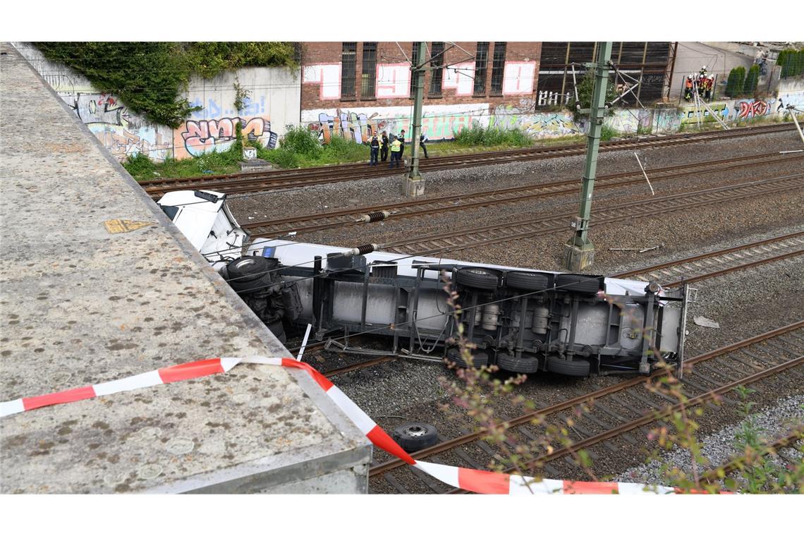 An einem Bahnhof in Kerpen westlich von Köln ist ein Lastwagen von einer Brücke auf Gleise gestürzt.