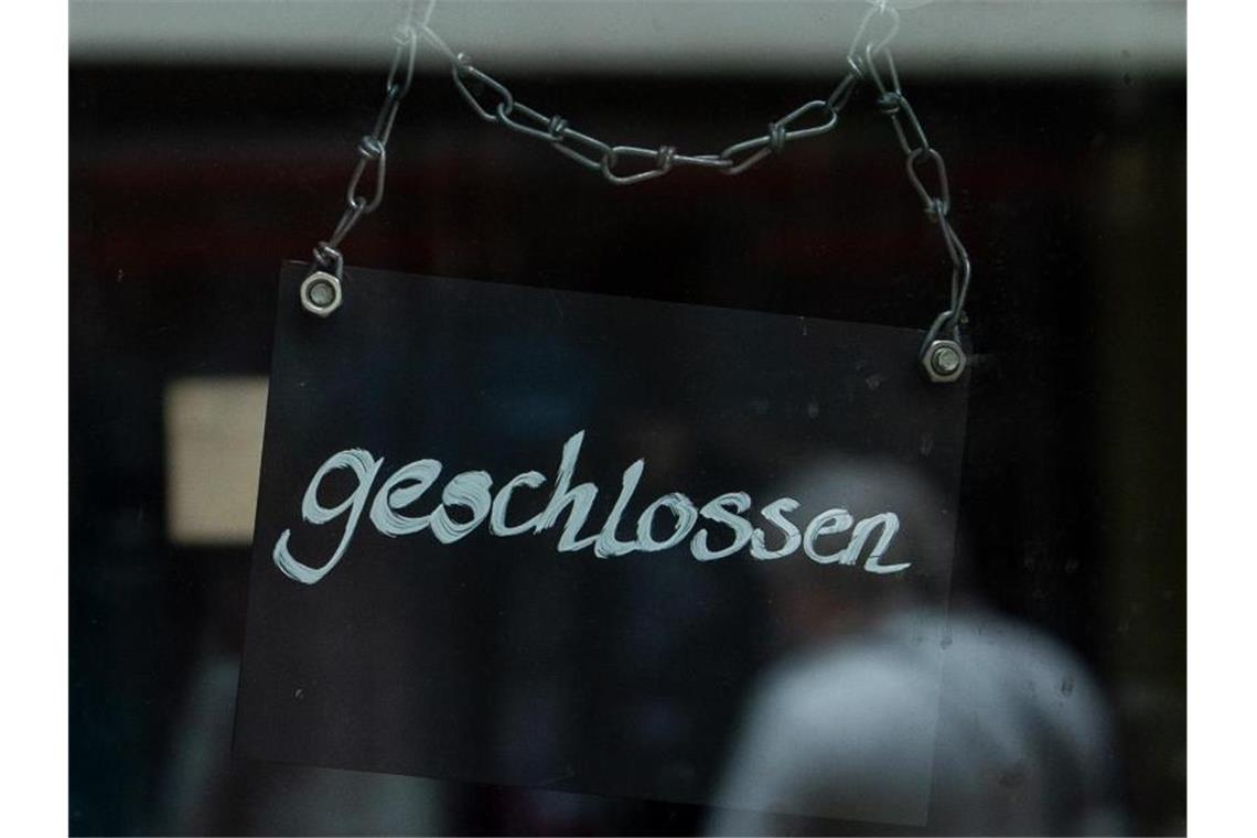 An einem Café hängt ein Schild mit der Aufschrift „geschlossen“. Foto: Kira Hofmann/dpa-Zentralbild/ZB/Symbolbild