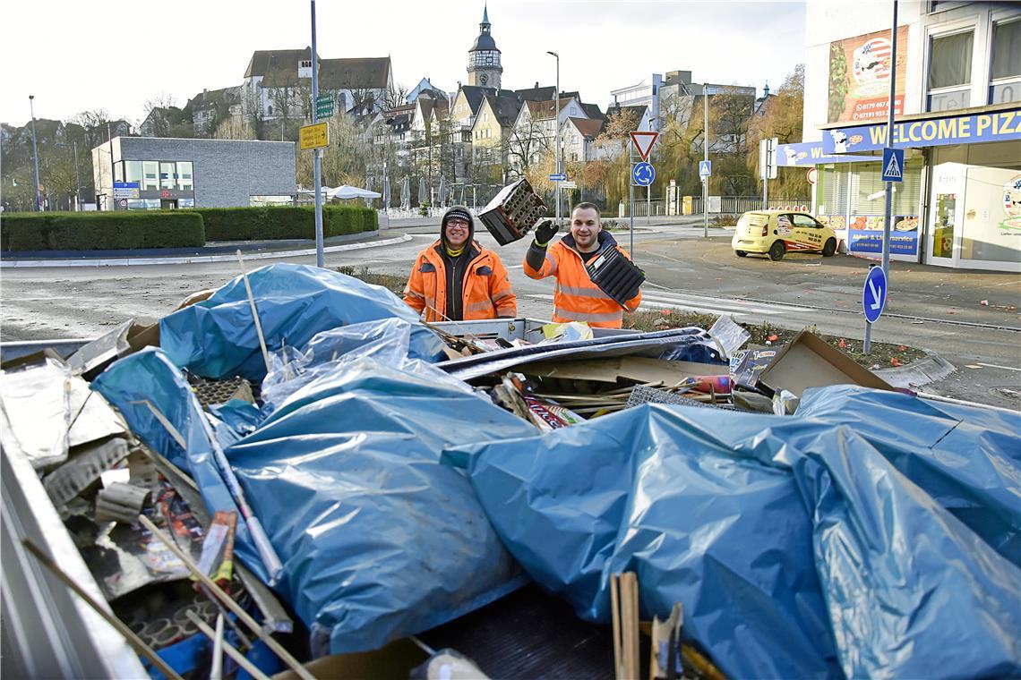 An einem der Hotspots, dem Kreisel an der Bleichwiese, laden Manuel Berwig (links) und Mehmet Rukolli säckeweise Feuerwerksmüll, Glasflaschen und Dosen auf ihren Anhänger.