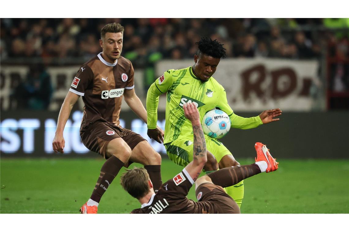 St. Pauli gewinnt nach Baumann-Fehler gegen Hoffenheim An einem emotionalen Flutlicht-Abend am Millerntor schlugen die Hamburger die TSG Hoffenheim mit 1:0.