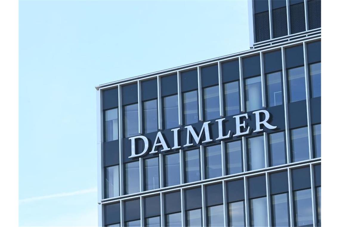An einem Gebäude der Firmenzentrale des Stuttgarter Automobilherstellers Daimler ist ein Daimler Firmenlogo angebracht. Foto: Bernd Weißbrod/dpa/Archivbild