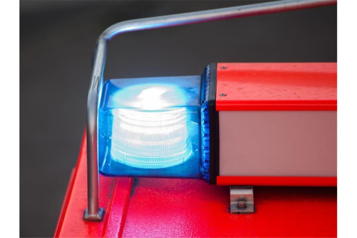 Fritteuse fängt Feuer: Zwei junge Leute in Klinik An einem Löschfahrzeug der Feuerwehr leuchtet das Blaulicht. Foto: Daniel Bockwoldt/dpa/Archivbild