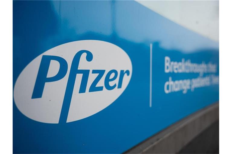 An einem Unternehmenssitz von Pfizer ist das Logo des Pharmakonzerns angebracht. Foto: Christophe Gateau/dpa/Archivbild