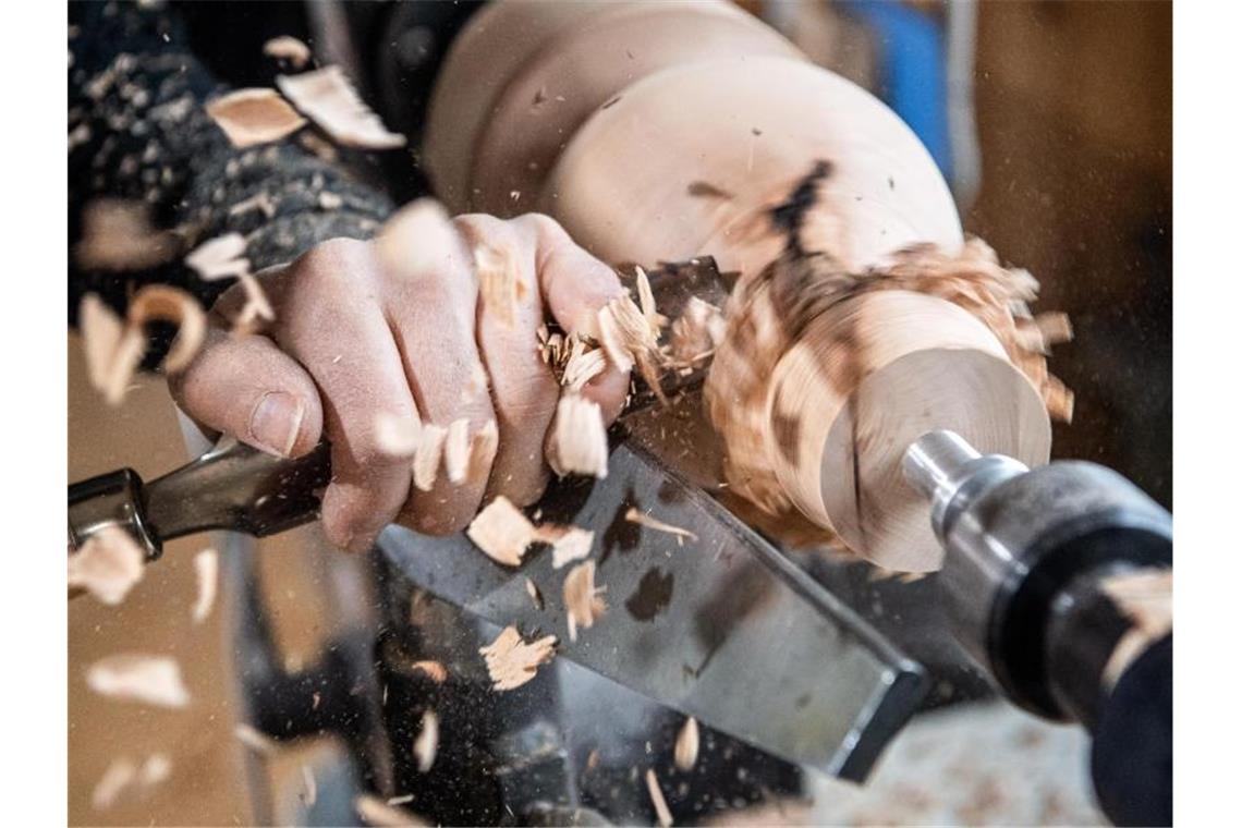 Verband: Künftig mehr Ausbildungsplätze im Drechslerhandwerk An einer Drechselbank wird gearbeitet. Wer Drechsler werden will, muss örtlich flexibel sein: Gerade mal vier Ausbildungsbetriebe gibt es in Deutschland. Foto: Sina Schuldt/dpa