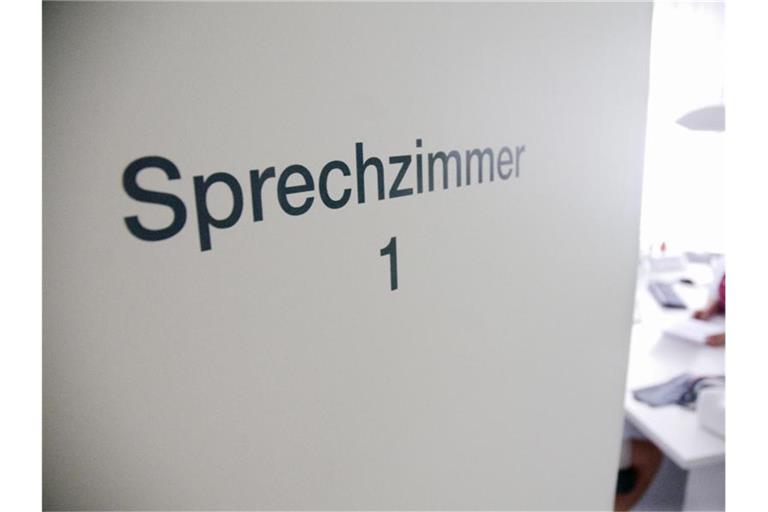 An einer Tür einer Hausarztpraxis ist der Schriftzug „Sprechzimmer 1“ zu lesen. Foto: Benjamin Ulmer/dpa/Archivbild