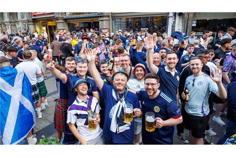 An ihnen lag es nicht: Schottische Fans lassen sich bei der Fußball-EM das Bier schmecken. (Archivbild)