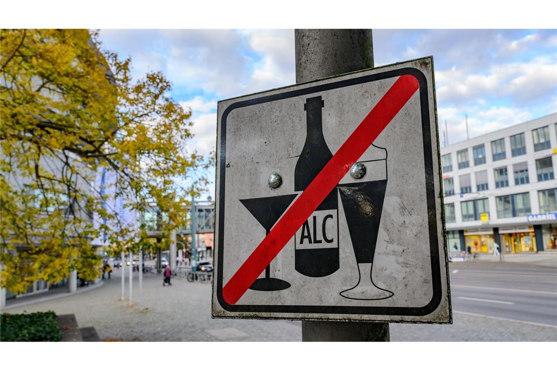 An manchen Orten im öffentlichen Raum ist Alkohol-Trinken verboten - etwa hier in Frankfurt (Oder). (Archivbild)