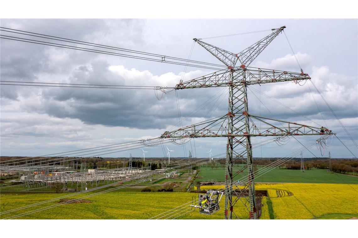 An neuen Strommasten nahe des Umspannwerkes Conneforde in Niedersachsen finden Bauarbeiten statt.