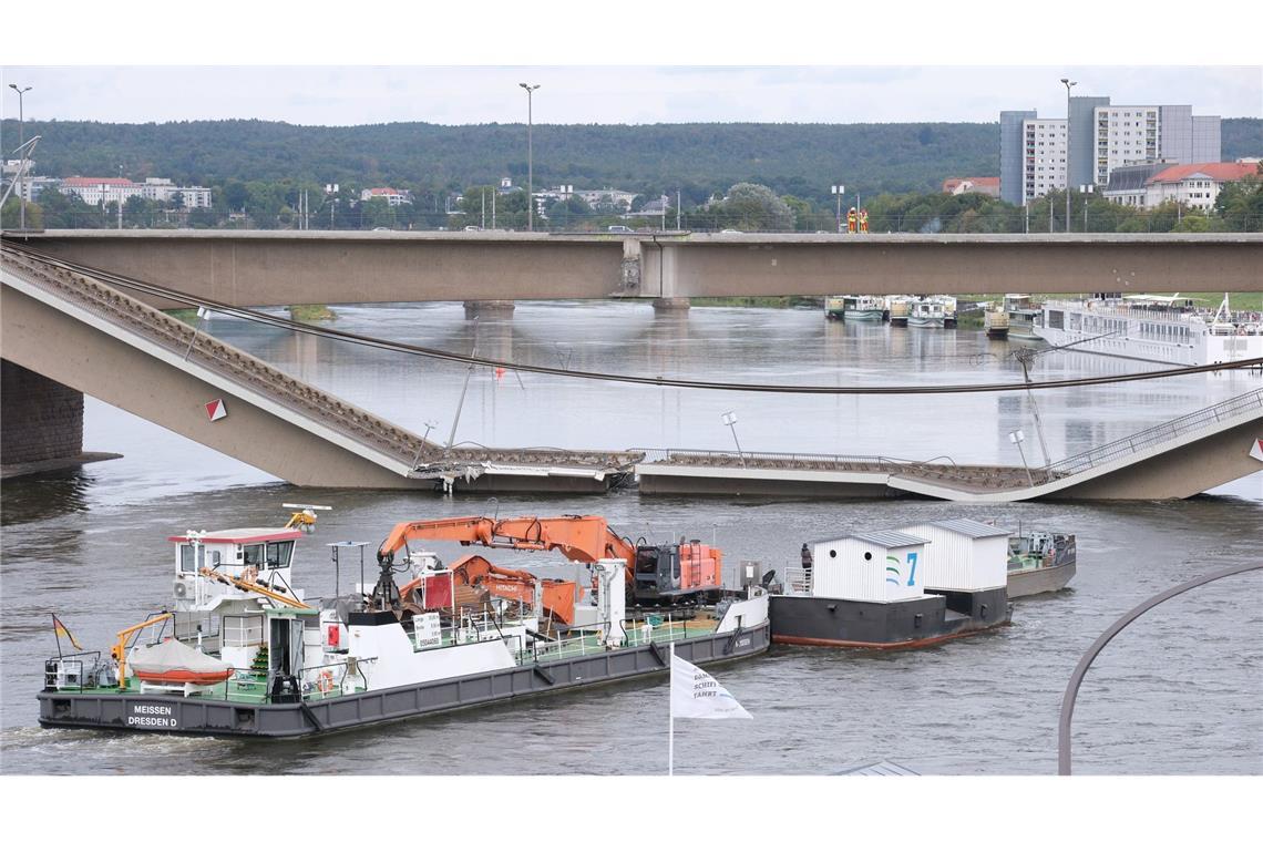 An Tag zwei nach dem Einsturz der Carolabrücke werden Vorkehrungen auf ein eventuell auftretendes Hochwasser getroffen.