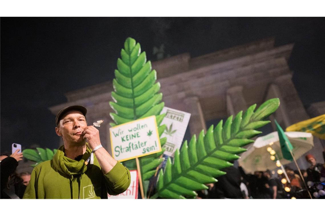 An zahlreichen Orten in Deutschland feiern Aktivistinnen und Aktivisten heute die Legalisierung.