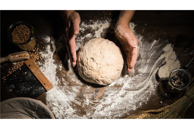 An Zöliakie erkrankte Menschen vertragen Brot aus Dinkelteig. Denn obwohl es Gluten enthält, hat es eine andere Zusammensetzung als Weizenmehl.