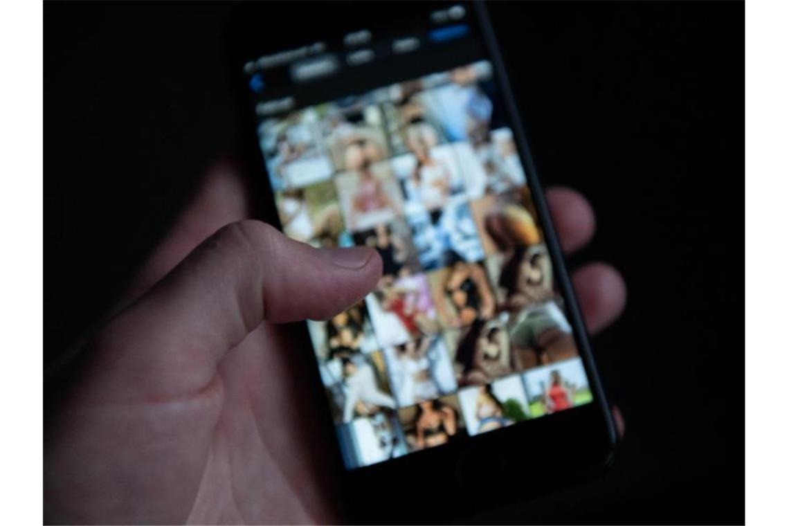 Problem Porno: Der schwere Kampf um ethische Sexseiten Anbieter schauen weg, viele User schauen hin: Pornoseiten im Netz stehen wegen sexueller Ausbeutung in der Kritik. Foto: Silas Stein/dpa
