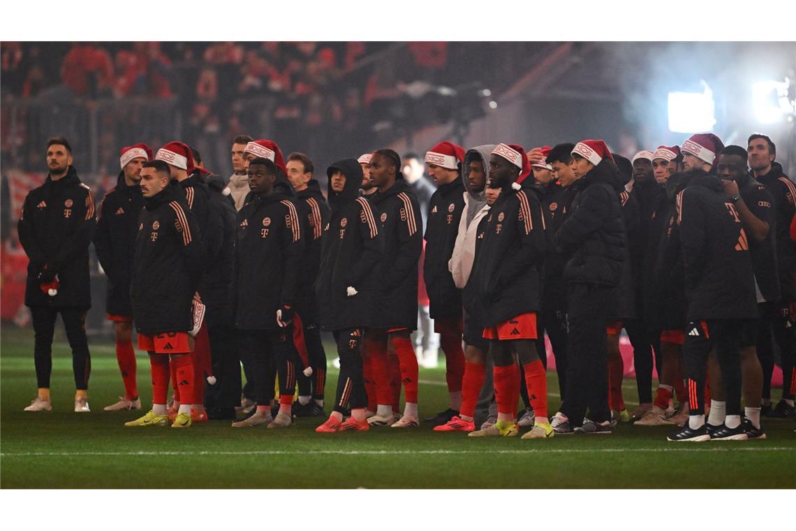 Andächtiger und stiller Jubel der Bayern-Profis mit Weihnachtsmannmützen angesichts der schrecklichen Ereignisse in Magdeburg.