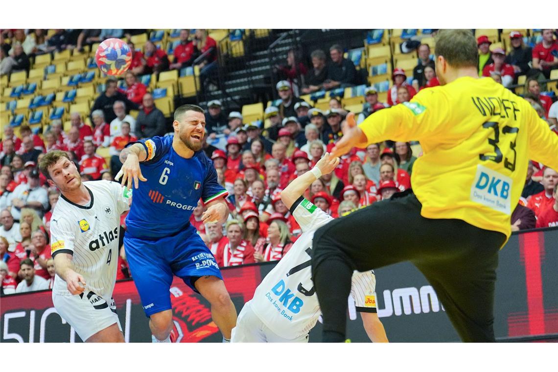 Andi Wolff pariert die deutschen Handballer zum Sieg.