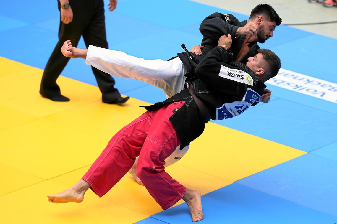 Andre Sträßer (rote Hose) will sich mit den Backnanger Judokas nicht unterkriegen lassen. Foto: A. Becher